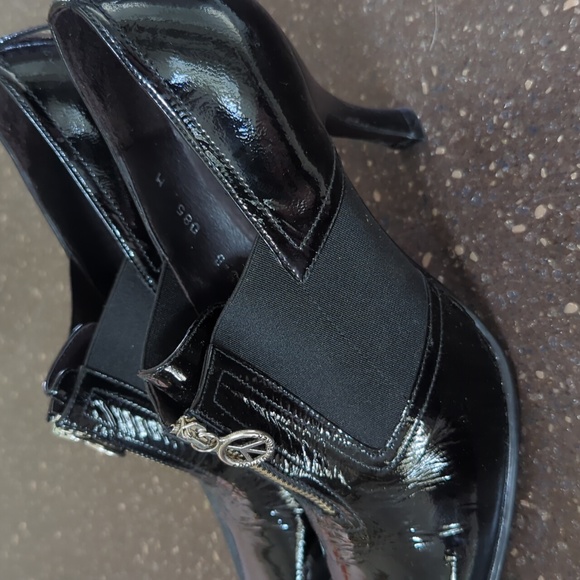 Black patent leather zip up Donald J Pliner heels, silver peace sign hardware - Picture 3 of 6